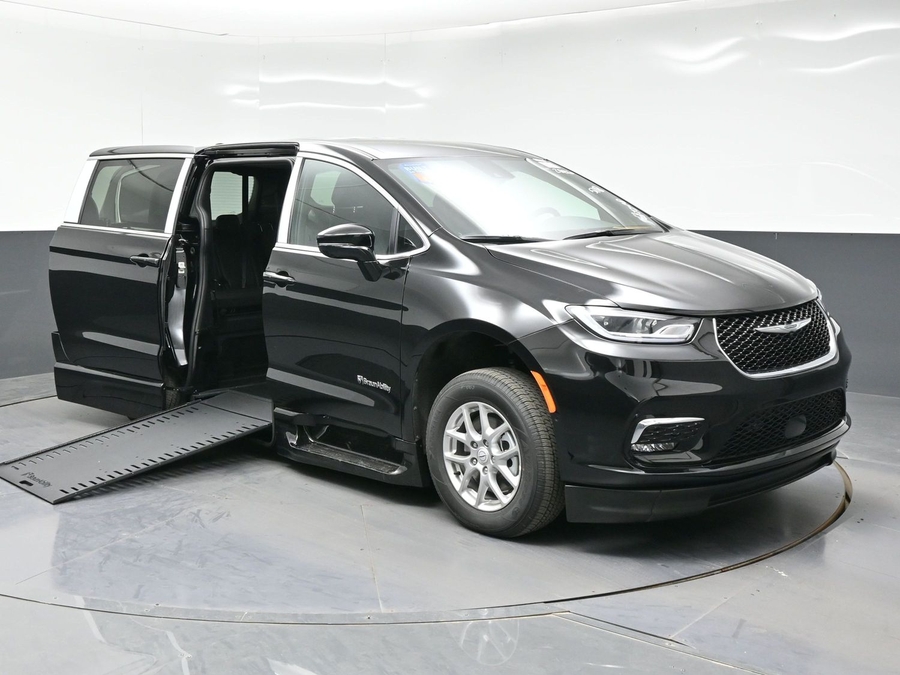 Black Chrysler Pacifica with Side Entry Automatic In Floor ramp