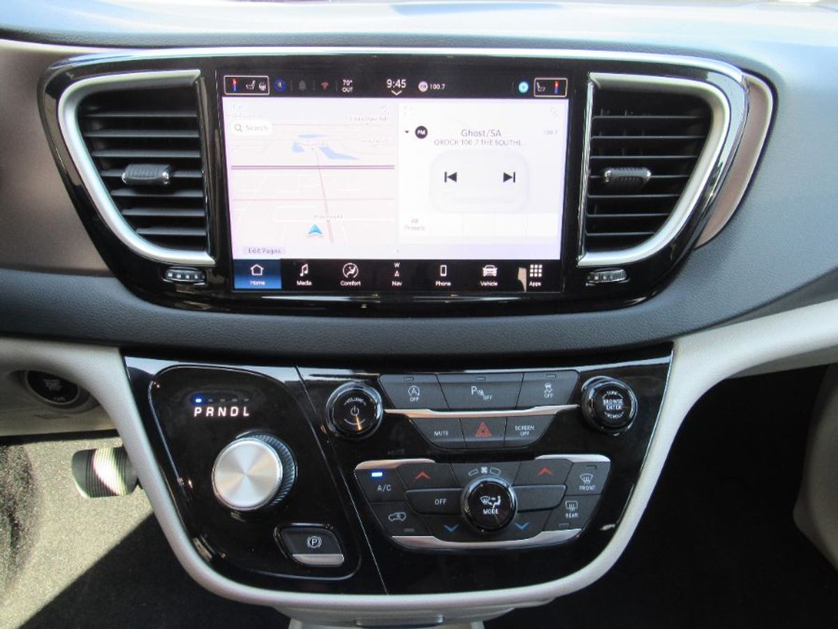 White Chrysler Voyager image number 15