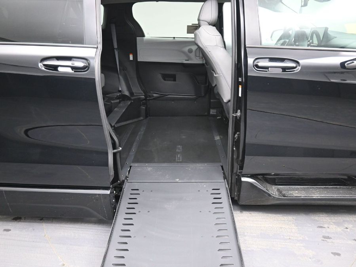 Black Toyota Sienna image number 13