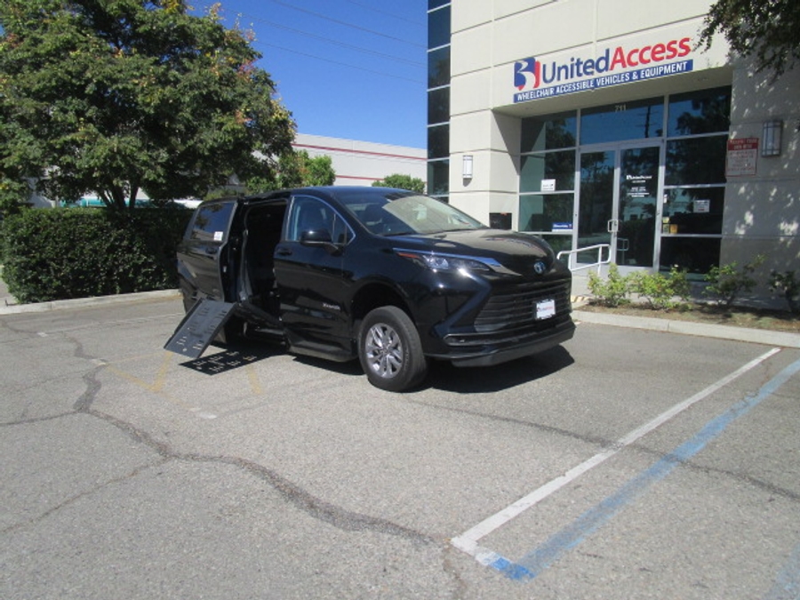 Used 2024 Toyota Sienna Hybrid LE Base - BraunAbility Side Entry Fold Out Automatic Ramp