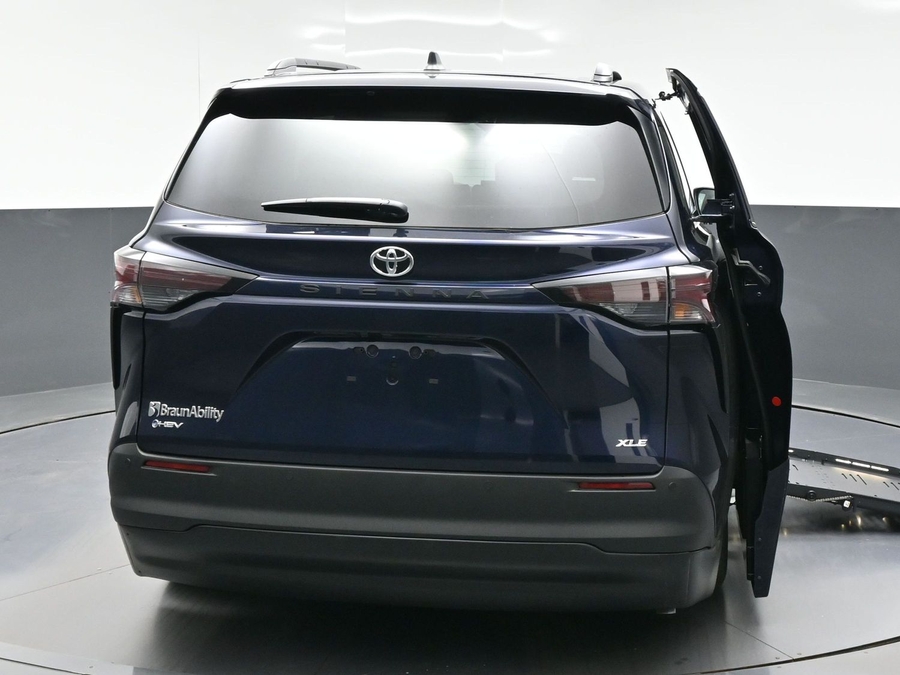 New 2026 Toyota Sienna Hybrid XLE Base - BraunAbility Side Entry Entry Fold Out Automatic Ramp