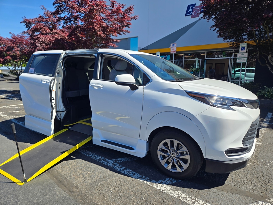 Used 2021 Toyota Sienna Hybrid LE AWD - Vantage Mobility Commercial Side Entry In Floor Manual Ramp