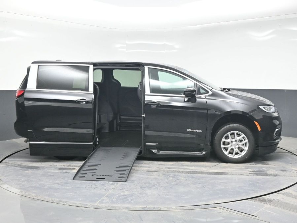 Black Chrysler Pacifica image number 5