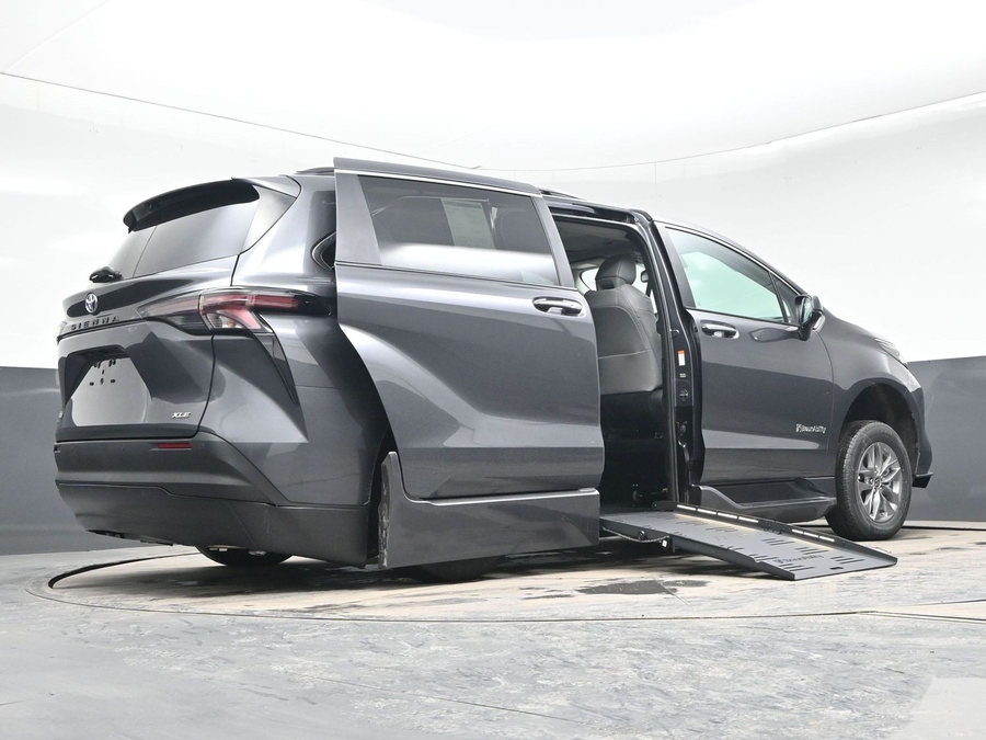 New 2025 Toyota Sienna Hybrid XLE Plus - BraunAbility Side Entry Entry Fold Out Automatic Ramp