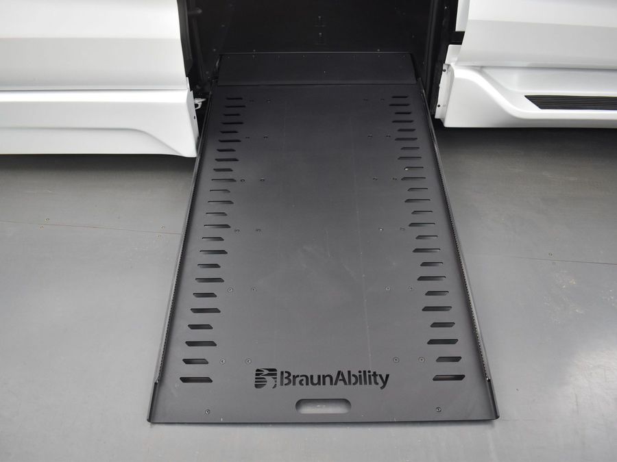 New 2025 Toyota Sienna Hybrid XLE Plus - BraunAbility Side Entry Entry In Floor Automatic Ramp