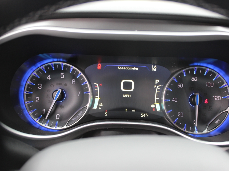 Black Chrysler Voyager image number 10