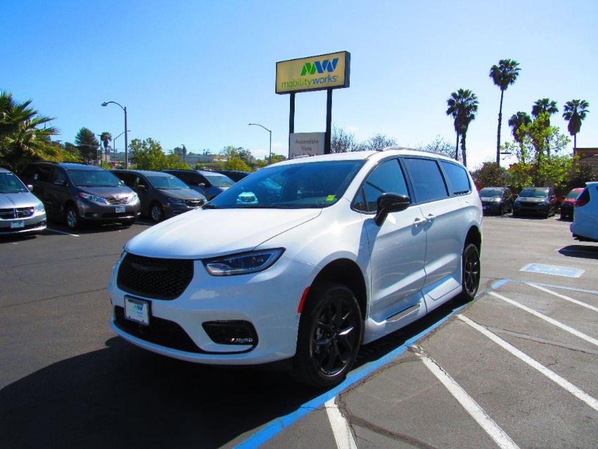 White Chrysler Pacifica image number 1