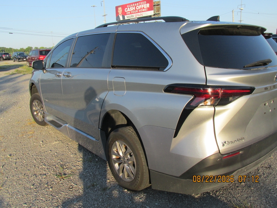 Silver Toyota Sienna image number 6
