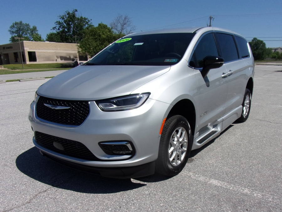 Silver Chrysler Pacifica image number 2