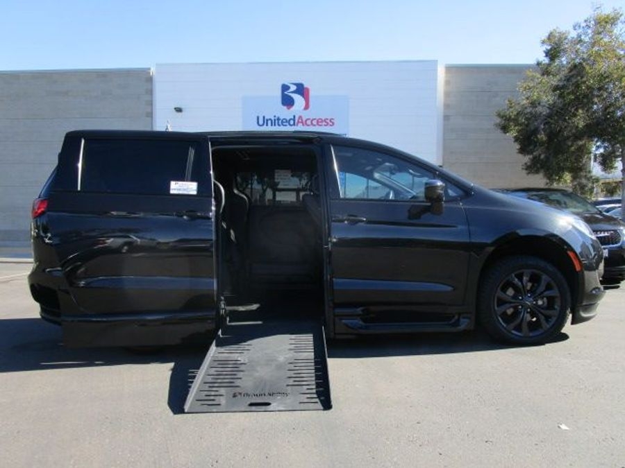 Used 2020 Chrysler Pacifica Touring L - BraunAbility Side Entry Entry Fold Out Automatic Ramp