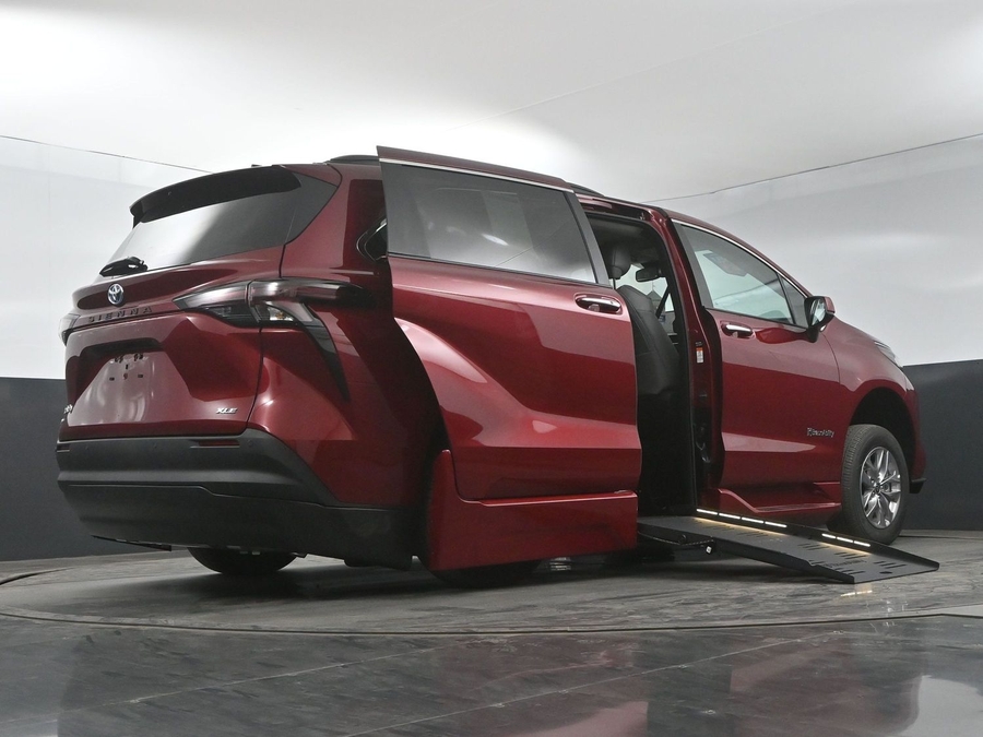 New 2025 Toyota Sienna Hybrid XLE Plus - BraunAbility Side Entry Entry Fold Out Automatic Ramp