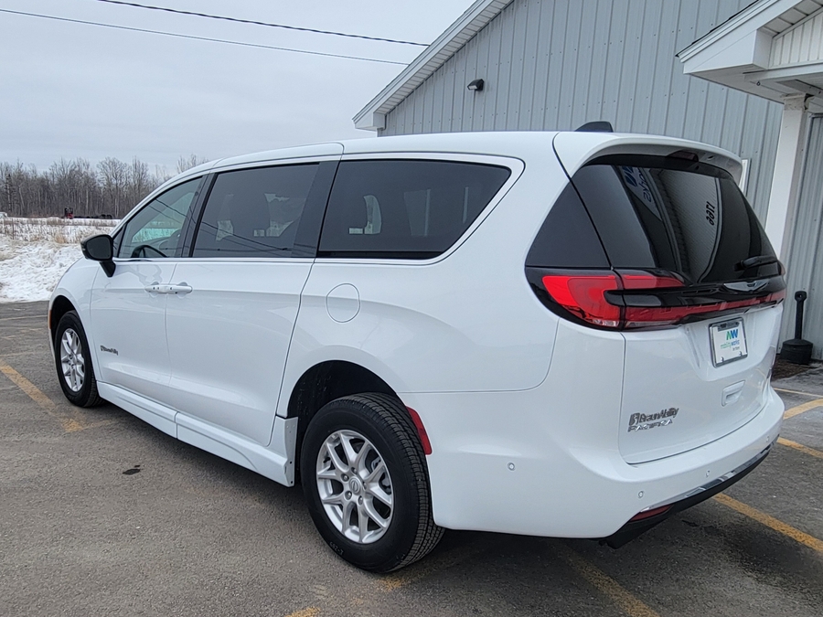 White Chrysler Pacifica image number 4