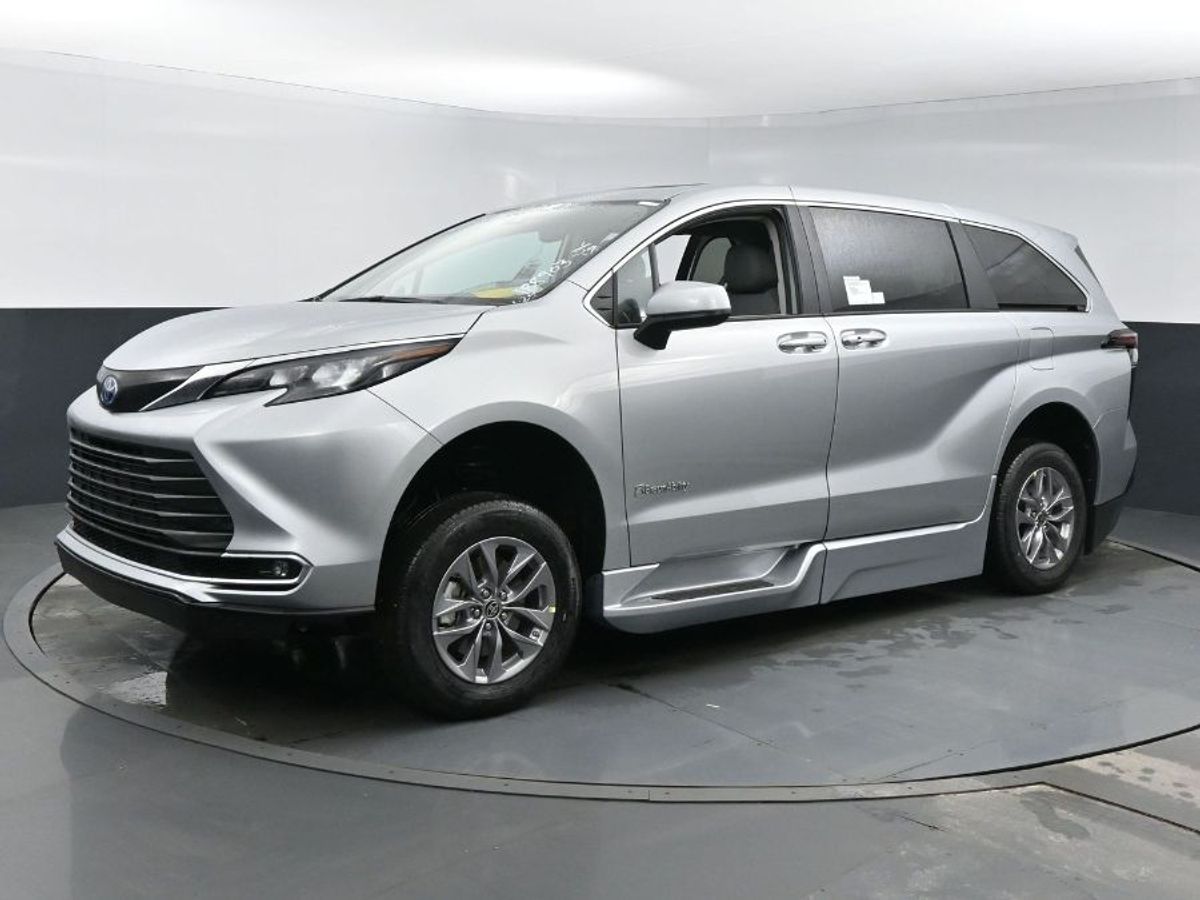 Silver Toyota Sienna image number 3