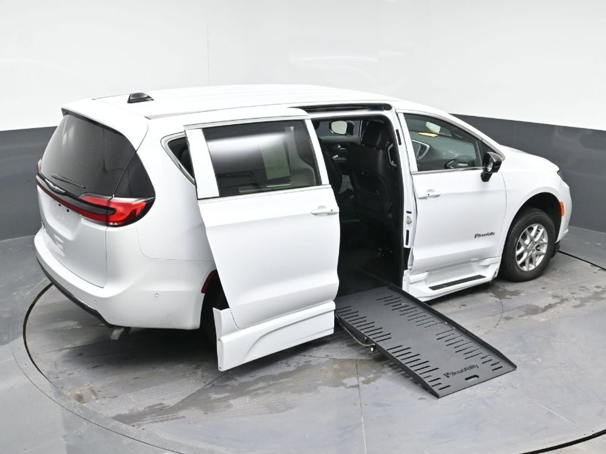 White Chrysler Pacifica image number 25