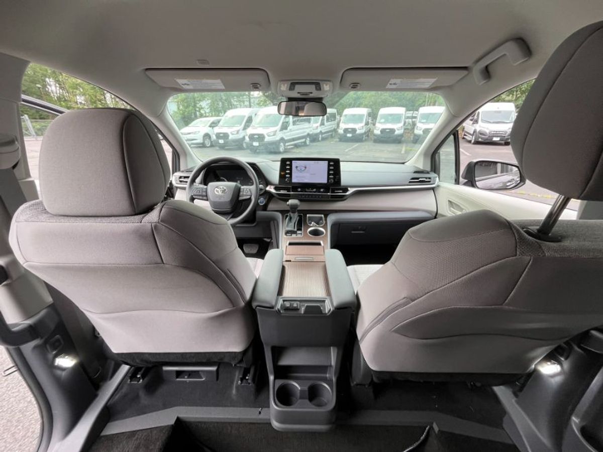 Grey Toyota Sienna image number 16