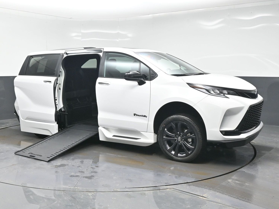 New 2025 Toyota Sienna Hybrid XSE Sport - BraunAbility Side Entry Entry In Floor Automatic Ramp
