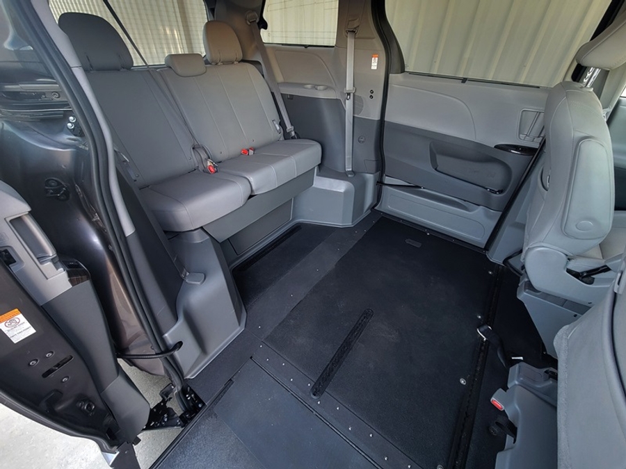 Used 2020 Toyota Sienna XLE Base - VMI Side Entry Entry In Floor Automatic Ramp