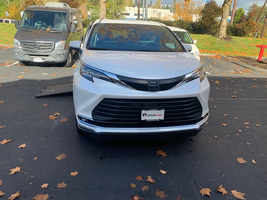 Used 2023 Toyota Sienna Hybrid XLE - BraunAbility Side Entry Entry In Floor Automatic Ramp