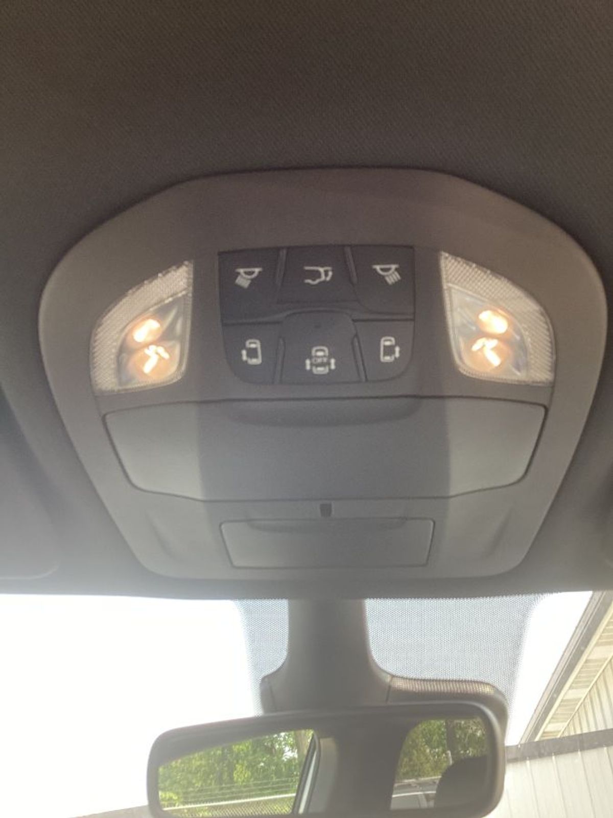 White Chrysler Voyager image number 4