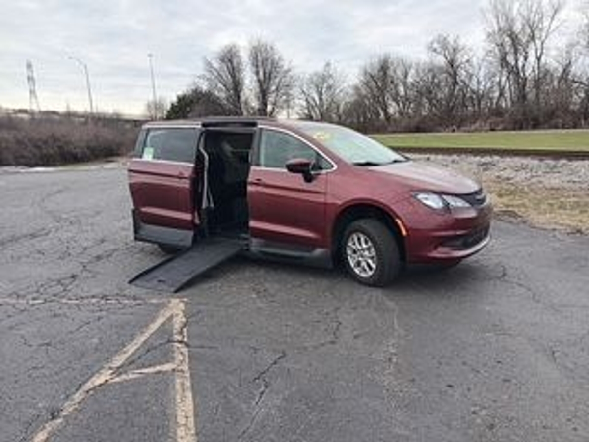 Used 2022 Chrysler Voyager LX's photo