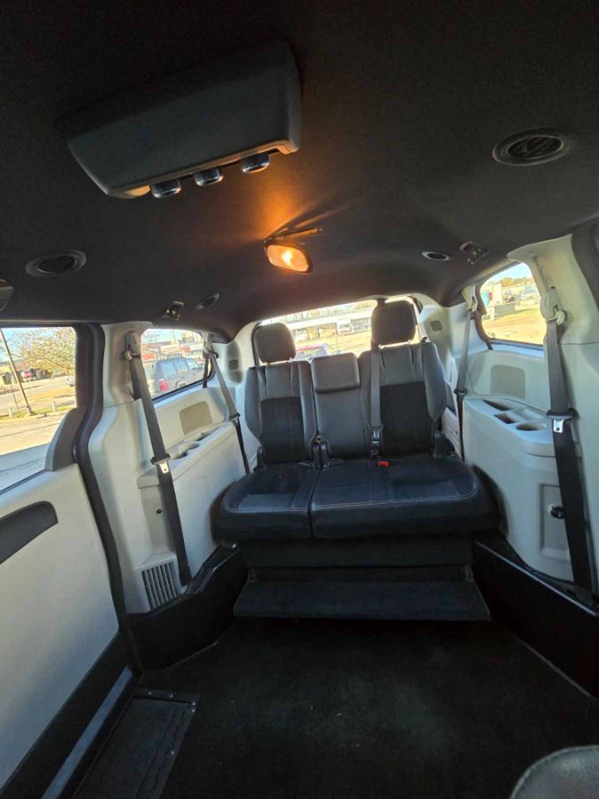 Grey Dodge Grand Caravan image number 3