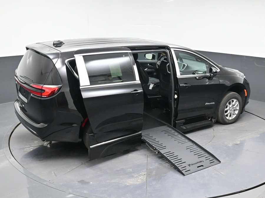 Black Chrysler Pacifica image number 22