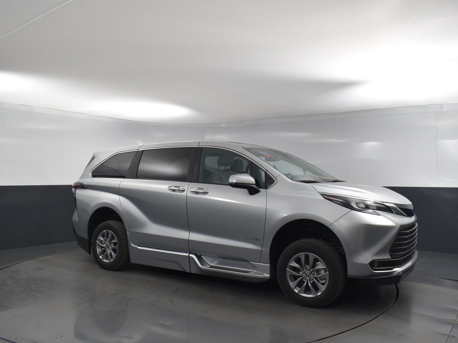 New 2025 Toyota Sienna Hybrid XLE Base - BraunAbility Side Entry Entry Fold Out Automatic Ramp