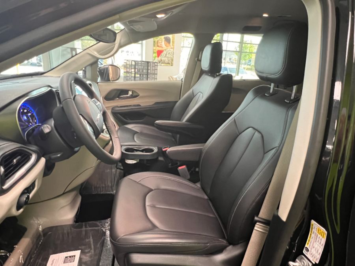 2023 CHRYSLER PACIFICA - Image 8