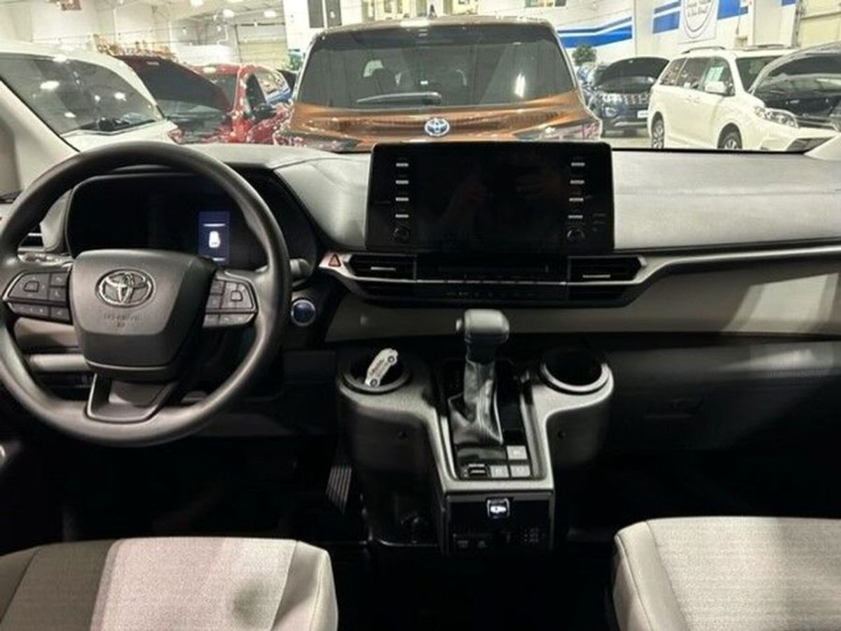 White Toyota Sienna image number 4