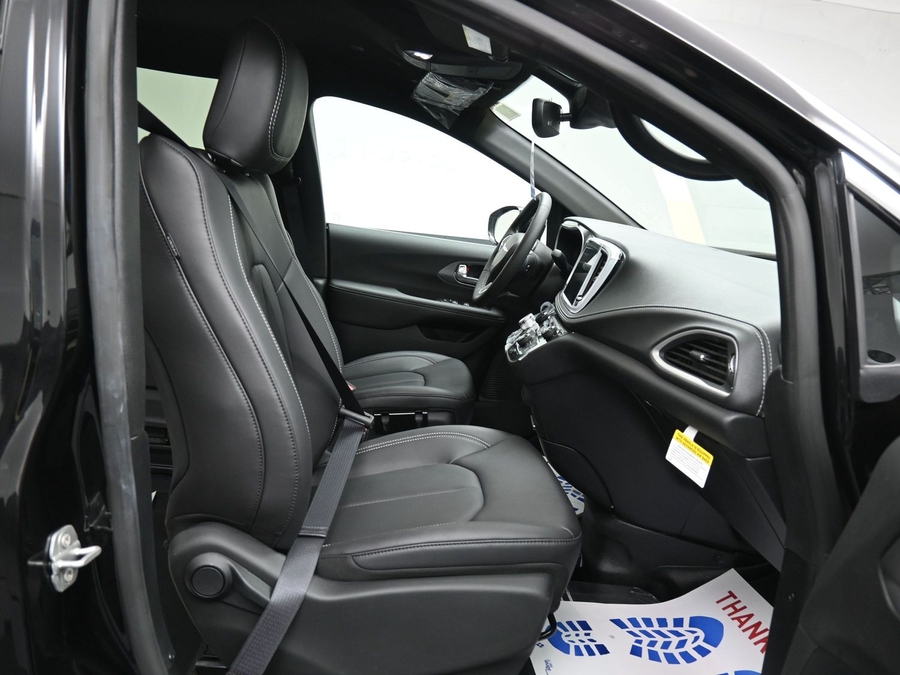 Black Chrysler Pacifica image number 11
