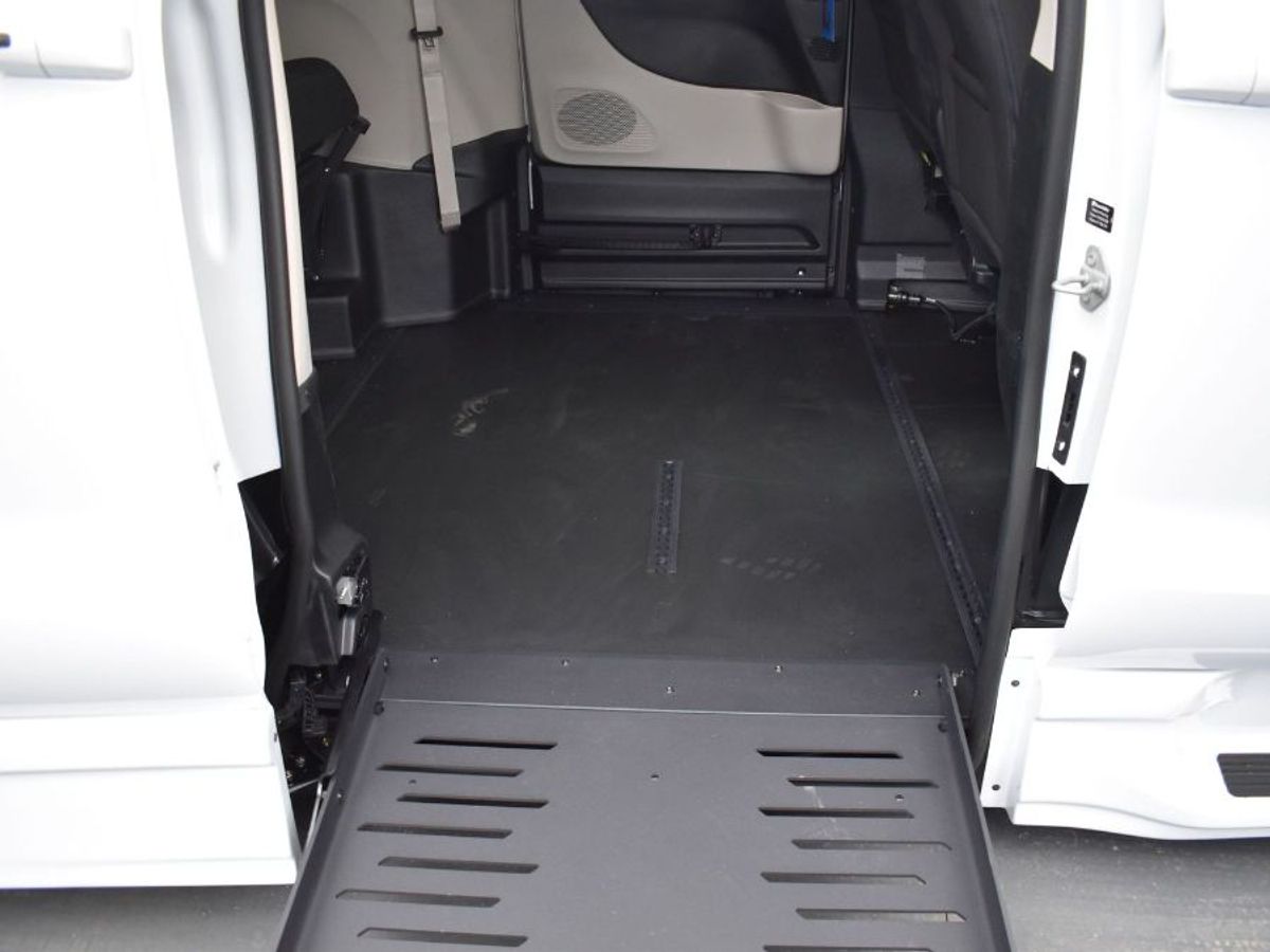 White Chrysler Voyager image number 9