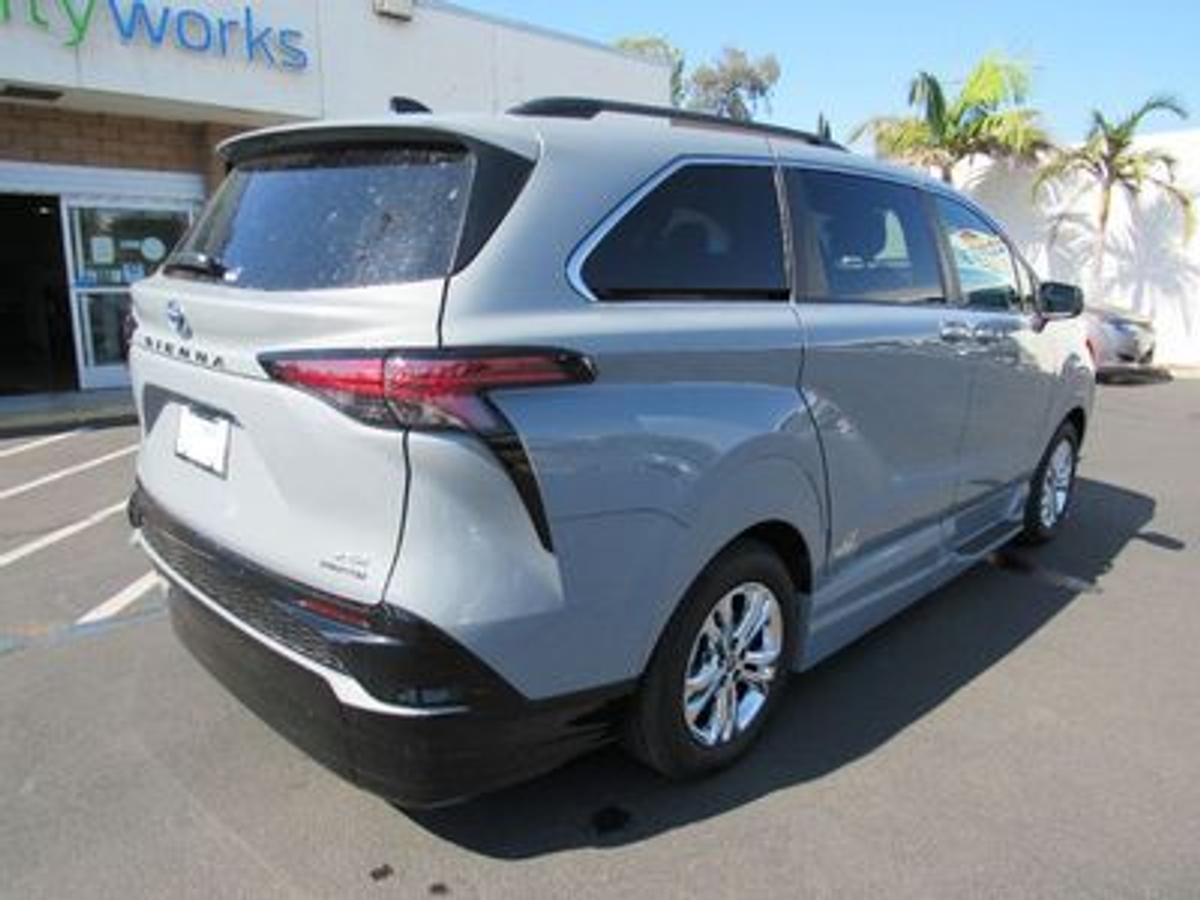2023 TOYOTA SIENNA - Image 8