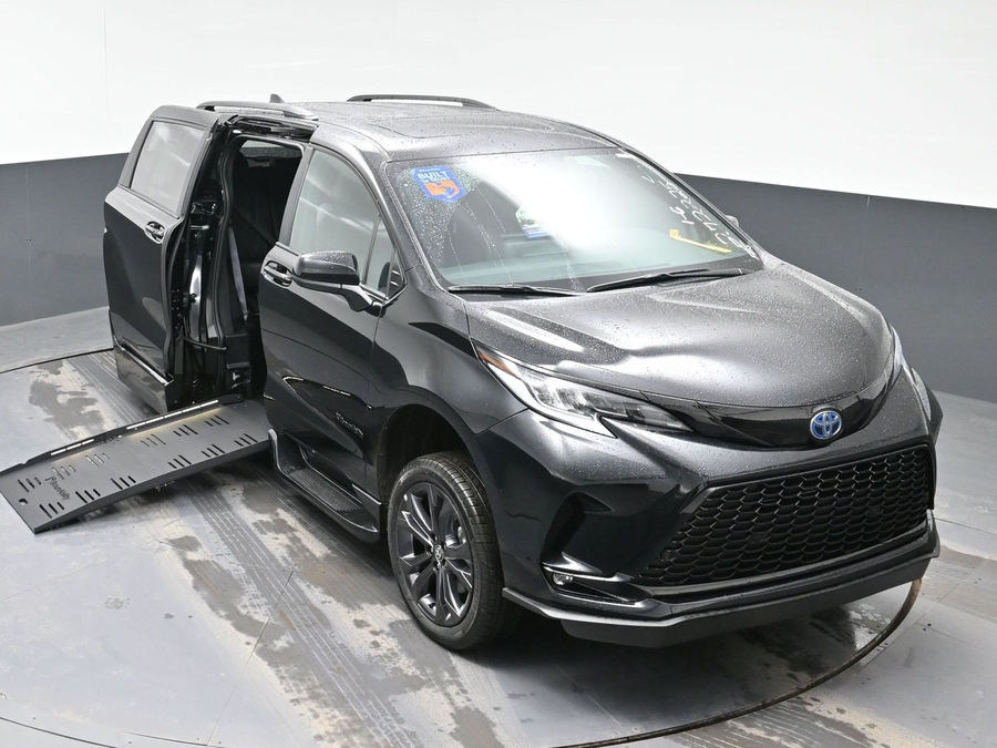 New 2025 Toyota Sienna Hybrid XSE Sport - BraunAbility Side Entry Entry Fold Out Automatic Ramp