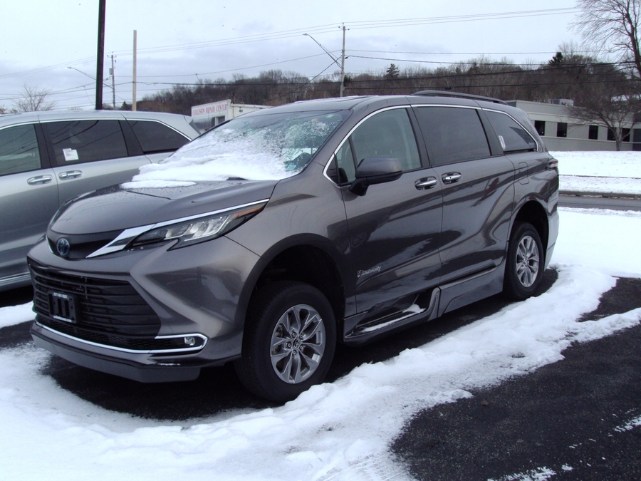 Used 2022 Toyota Sienna Hybrid XLE Base - BraunAbility Side Entry Entry Fold Out Automatic Ramp