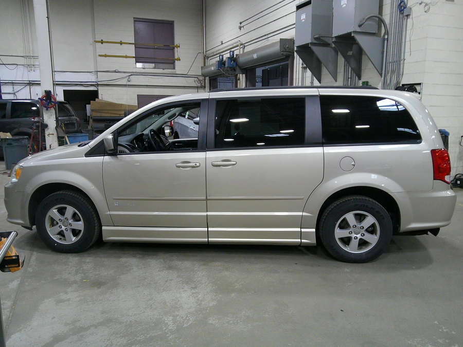 Brown Dodge Grand Caravan image number 3
