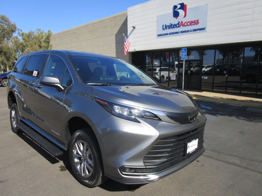 New 2026 Toyota Sienna Hybrid LE - Vantage Mobility Commercial Rear Entry Entry Fold Out Manual Ramp