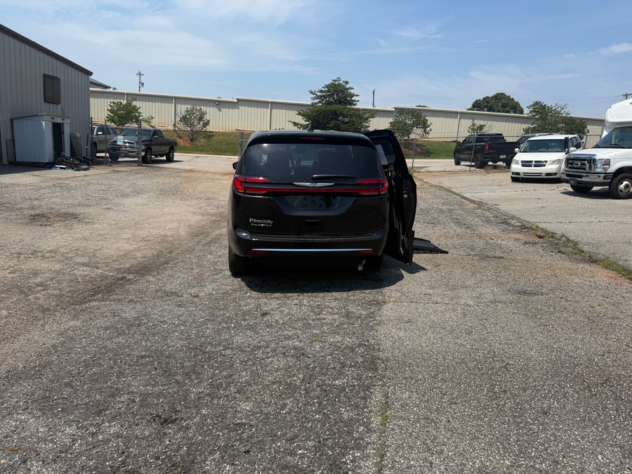 Black Chrysler Pacifica image number 12