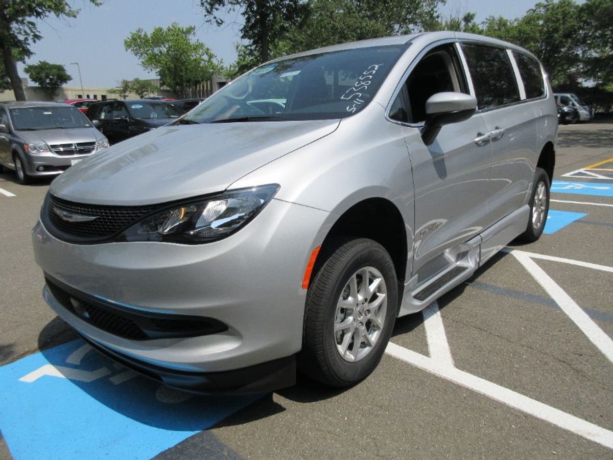 Silver Chrysler Voyager image number 3