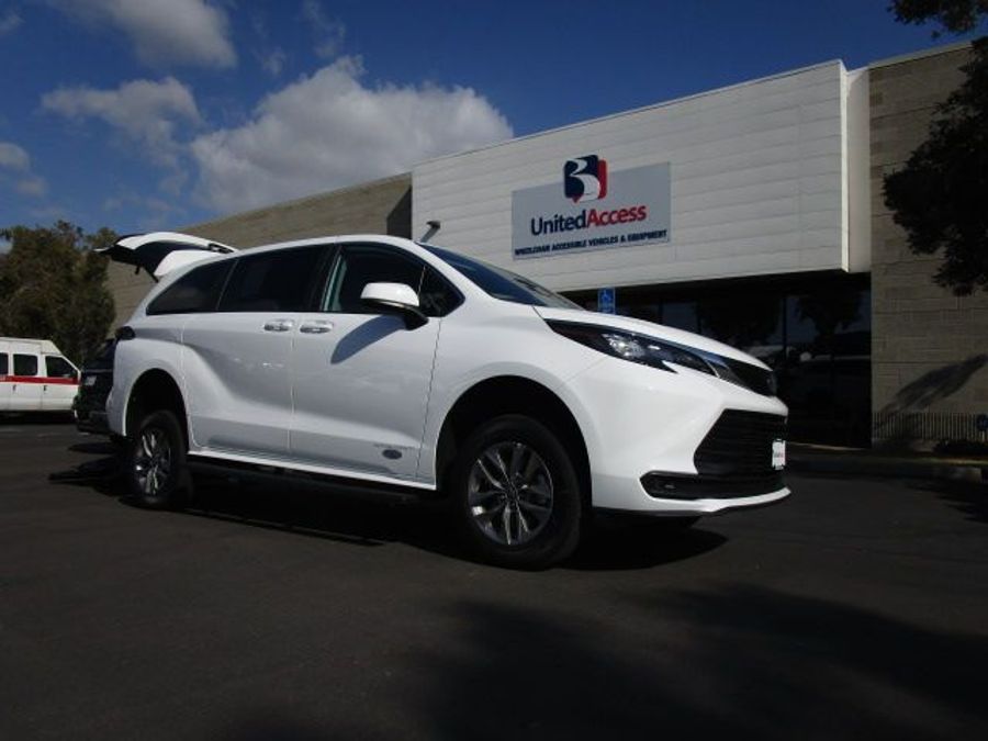 New 2025 Toyota Sienna Hybrid LE - Vantage Mobility Commercial Rear Entry Entry Fold Out Manual Ramp