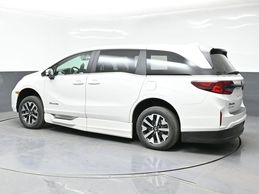 White Honda Odyssey image number 3