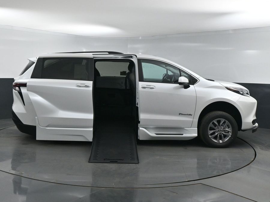 New 2025 Toyota Sienna Hybrid XLE Plus - BraunAbility Side Entry Entry In Floor Automatic Ramp