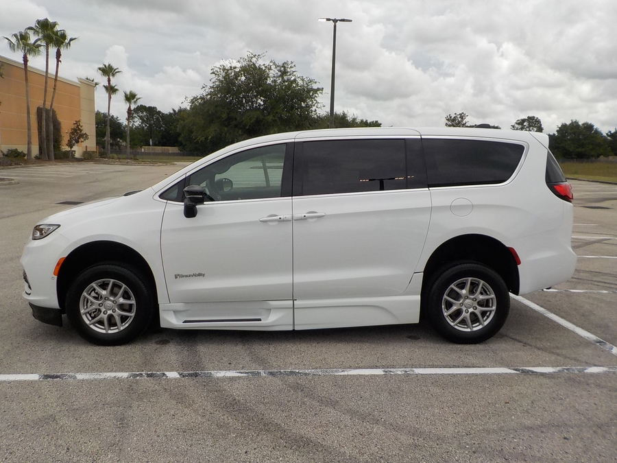 White Chrysler Pacifica image number 3