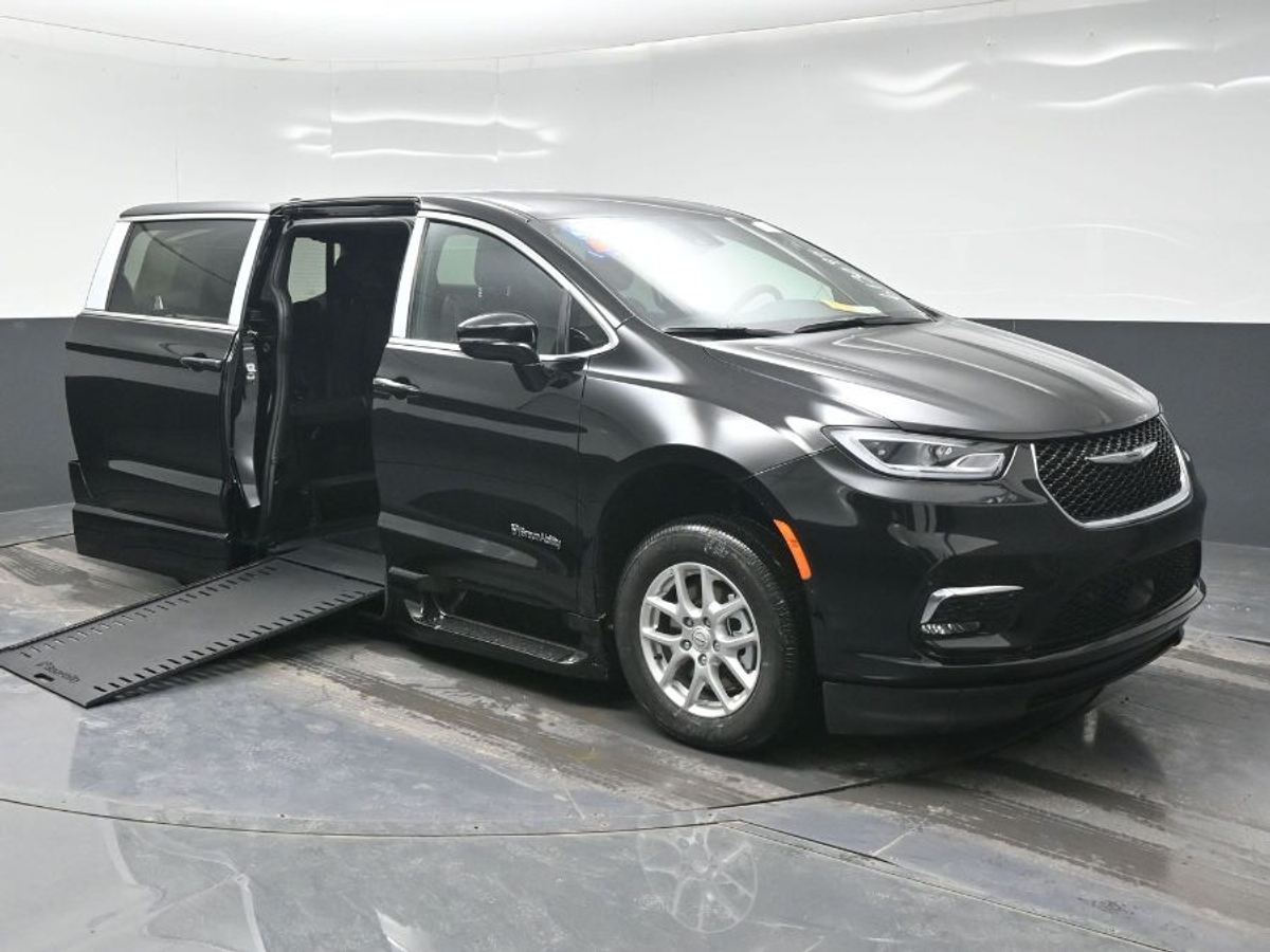 Black Chrysler Pacifica with Side Entry Automatic In Floor ramp