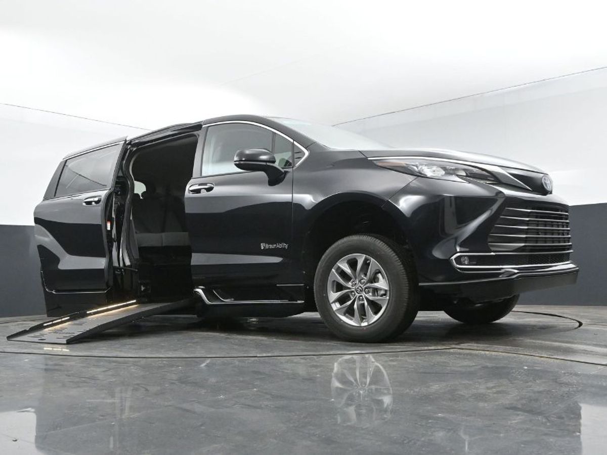 Black Toyota Sienna image number 10