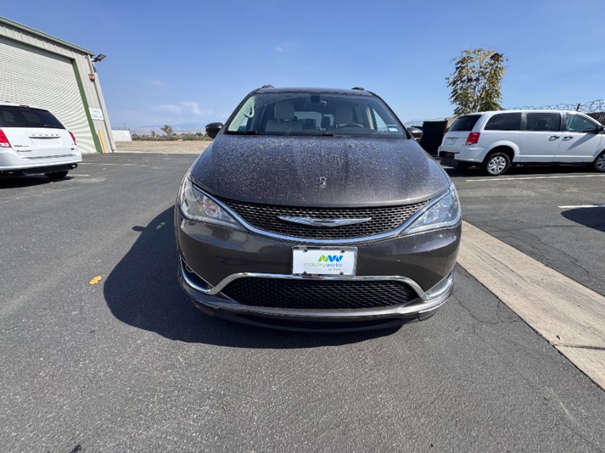 2017 CHRYSLER PACIFICA - Image 2