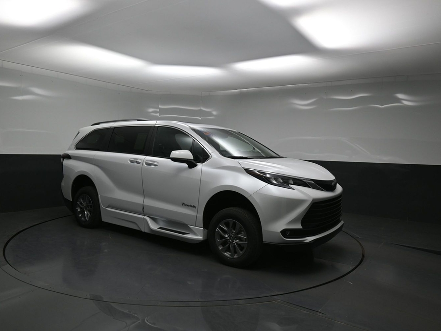 New 2026 Toyota Sienna Hybrid XLE Base - BraunAbility Side Entry Entry Fold Out Automatic Ramp
