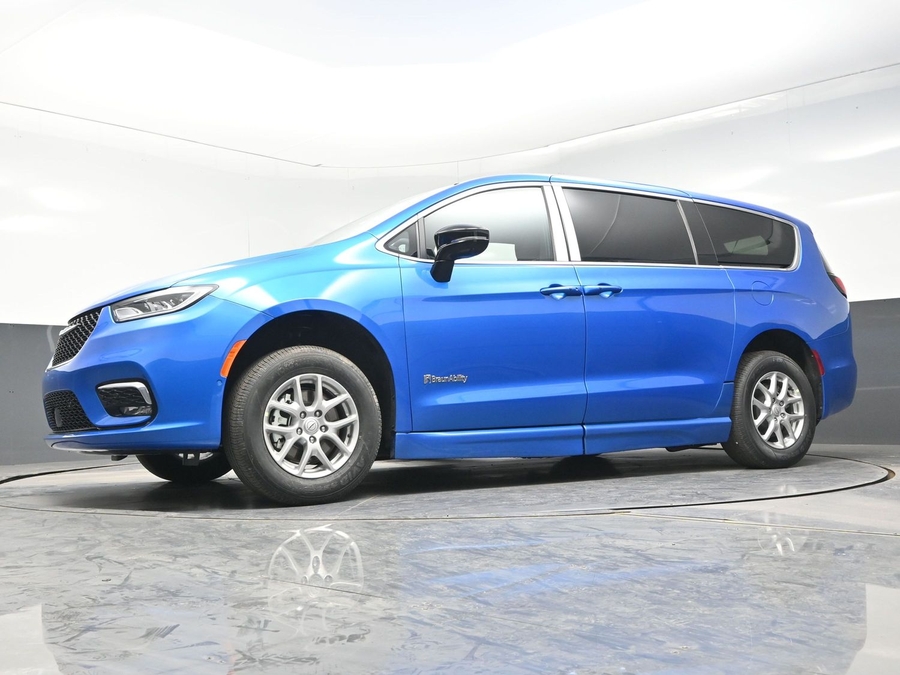 Blue Chrysler Pacifica image number 16