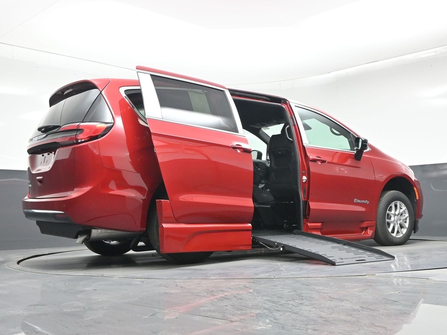 Red Chrysler Pacifica image number 18