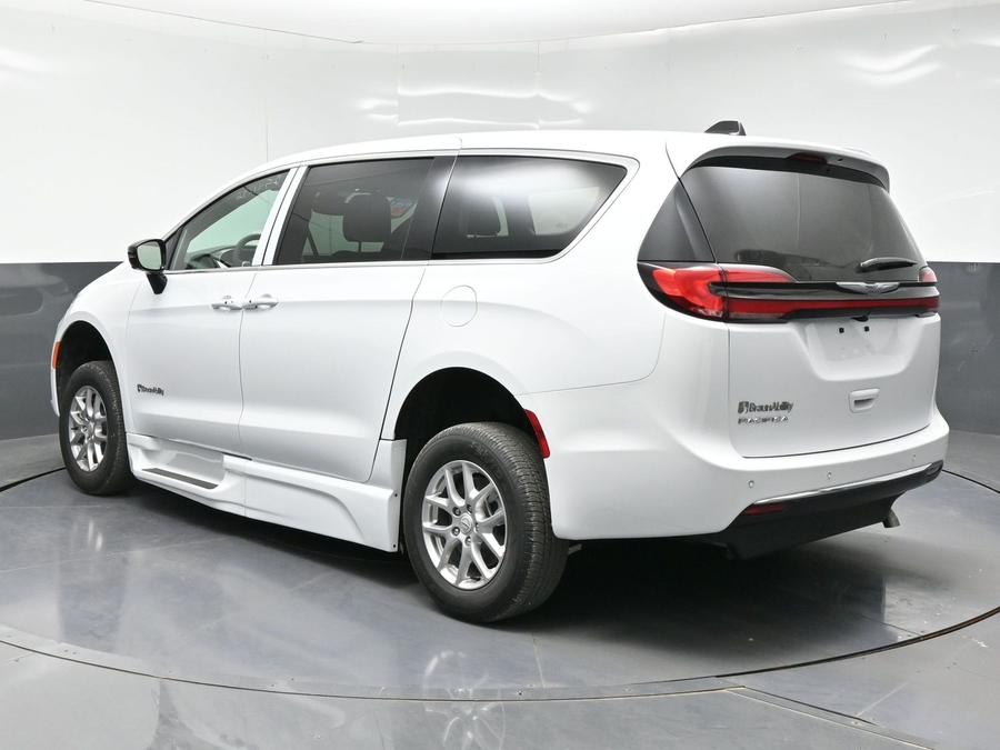 White Chrysler Pacifica image number 6