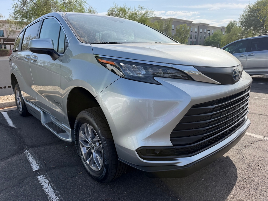 Used 2024 Toyota Sienna Hybrid LE - BraunAbility Side Entry Fold Out Automatic Ramp